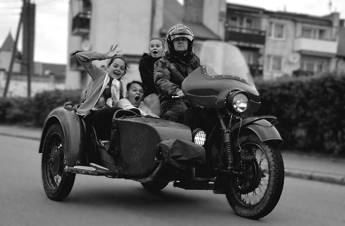 Czarno-biały reportaż z przejazdu zabytkowym motocyklem